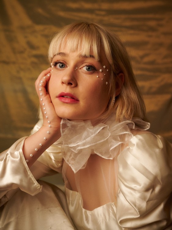 To Athena veröffentlicht mit Weird Kid ihre neue Single, im September kommt die Schweizer Künstlerin auf Deutschland-Tour! Foto © Vera Joder
